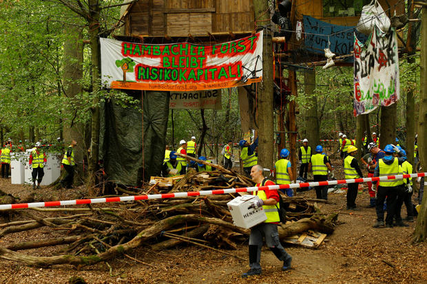 Police and workers clear the "Hambacher Forst\ 
