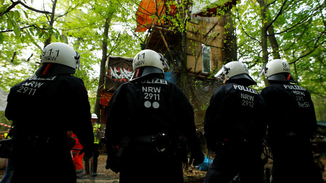 Police and workers clear the "Hambacher Forst\ 