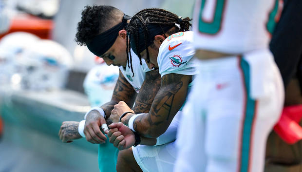 Miami Dolphins players kneeling 