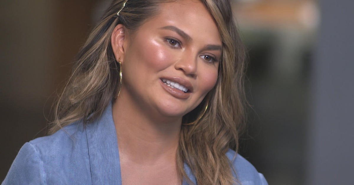 Preview Chrissy Teigen opens up about battling postpartum depression(01)