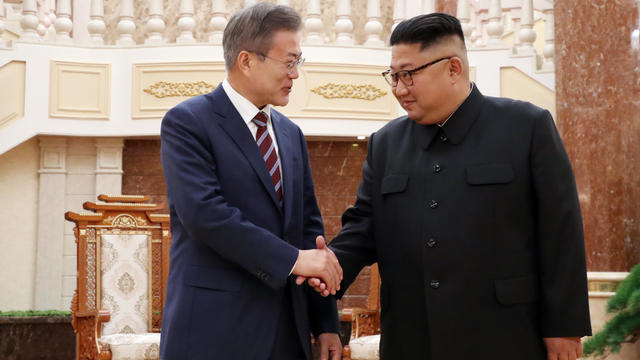 South Korean President Moon Jae-in and North Korean leader Kim Jong Un attend an official welcome ceremony at Pyongyang Sunan International Airport 