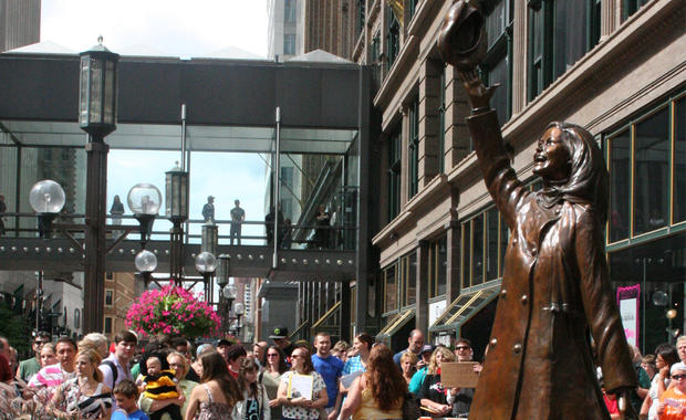 Mary Tyler Moore Statue On Nicollet Mall 