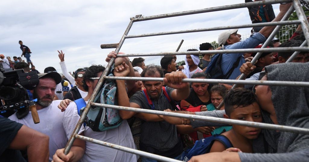 Caravan Migrants Break Guatemala Border Fence, Rush Mexico - CBS San ...