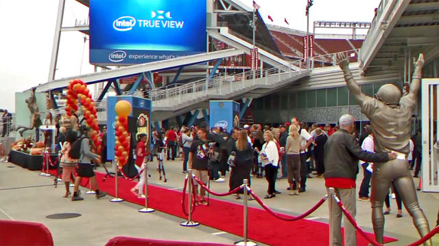 49ers Unveil 2 Statues at Levi's Stadium Commemorating 'The Catch