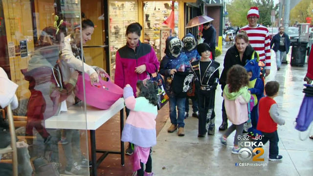 squirrel-hill-trick-or-treating.jpg 