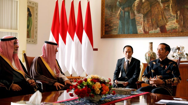 Indonesia President Joko Widodo talks to Saudi Arabia Foreign Minister Adel bin Ahmed Al-Jubeir  at presidential palace in Bogor 