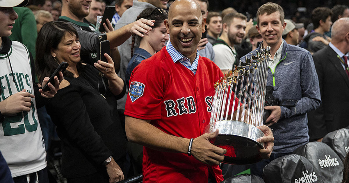 Red Sox bring back Cora, rehiring manager from 2018 title