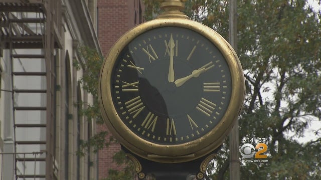 1102clock.jpg 
