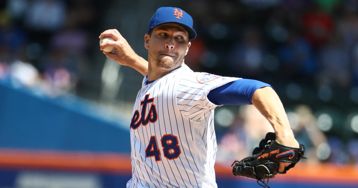 Mets' Jacob deGrom begins offseason with haircut