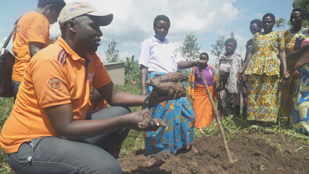 cip-agronomist-teaching-female-farmers-in-rural-rwanda-about-orange-fleshed-sweet-potatoes.jpg 