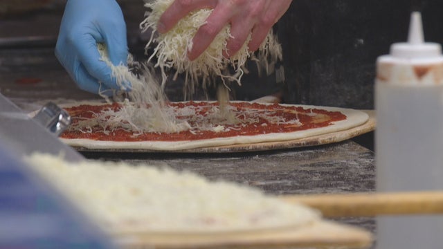 busiest-pizza-night-intro-transfer_frame_262.jpg 