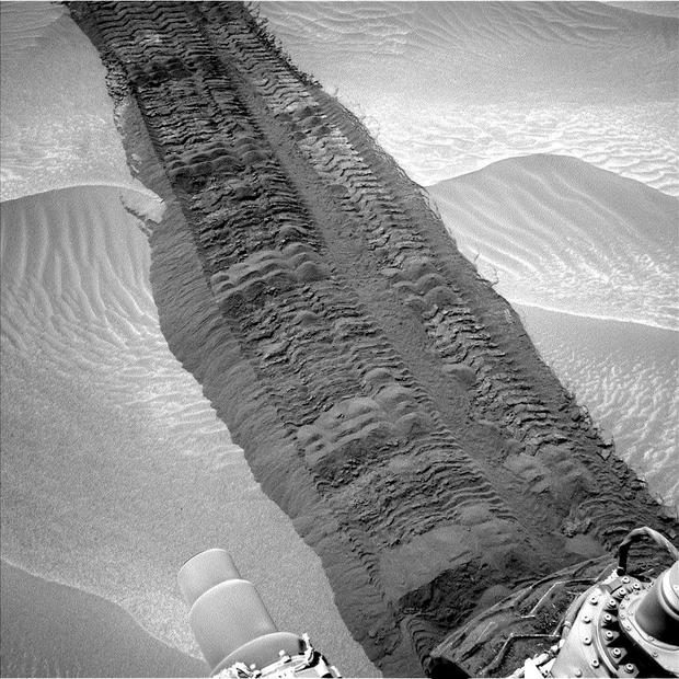 Curiosity Tracks in 'Hidden Valley' on Mars 