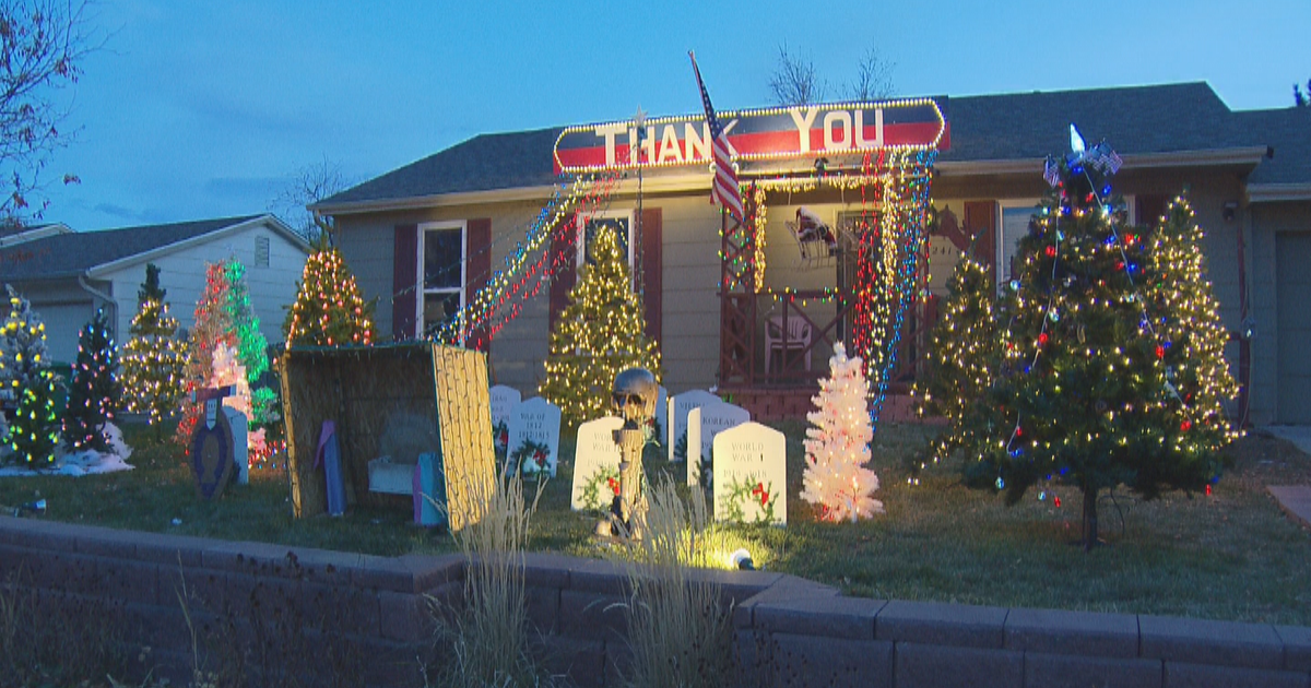 82YearOld Veteran Uses Grand Christmas Display To Say 'Thank You
