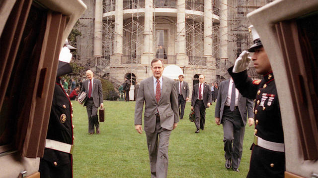 president-ghw-bush-boards-marine-one-march-27-1991-gbplm.jpg 