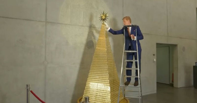 'Europe's Most Expensive' Christmas Tree Is Worth $2.6 Million - CBS ...