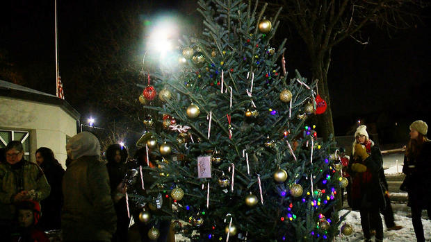 Community Decorates New 4th Precinct Christmas Tree 
