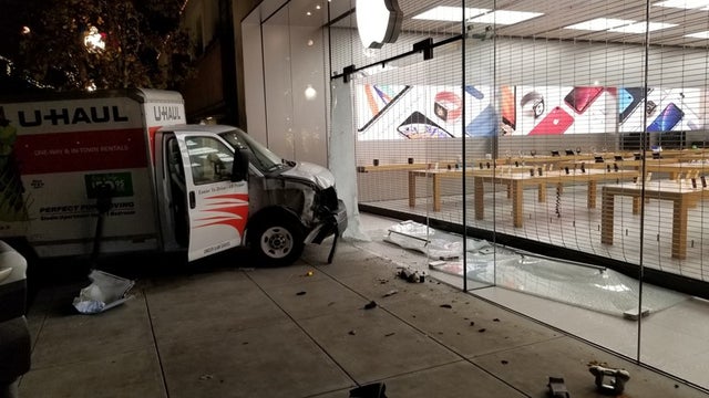 U-Haul-Truck-Apple-Store-1.jpg 