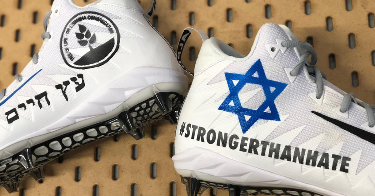 Steelers quarterback cleats honors shooting victims