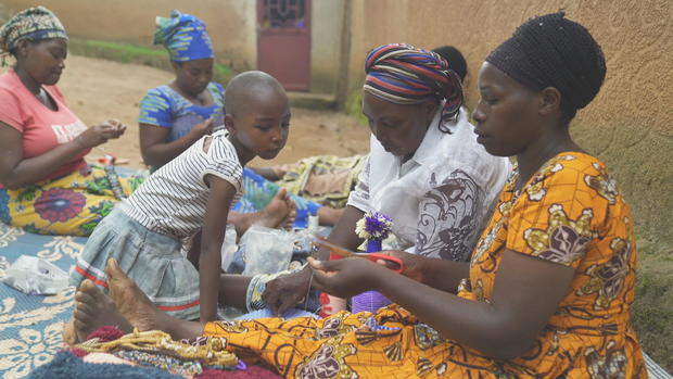 musabyimana-marie-gaudence-teaching-women-in-her-village-how-to-make-and-sell-handcrafts-2.jpg 