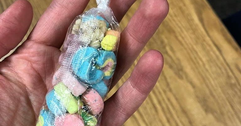 Student with "nothing to give" surprises teacher with Christmas gift ...