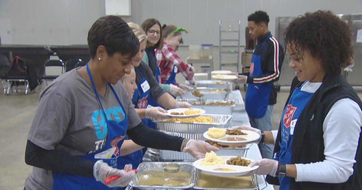 Christmas Eve Feast: Salvation Army And Safeway Serve Holiday Dinner ...