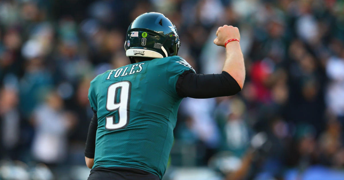 Nick Foles Keeps the Eagles' Playoff Hopes Alive - The New York Times