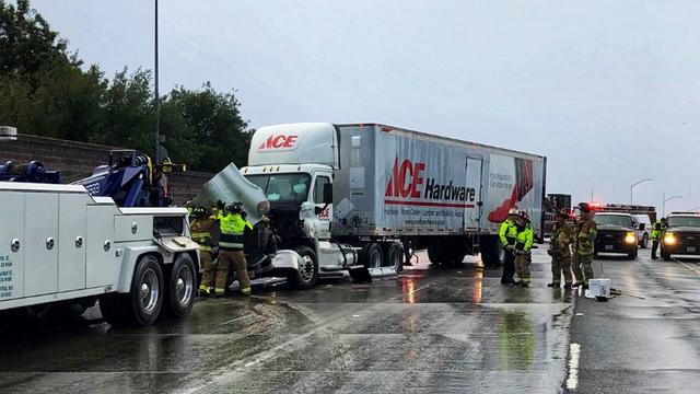 jack-knifed-big-rig-chp-photo.jpg 