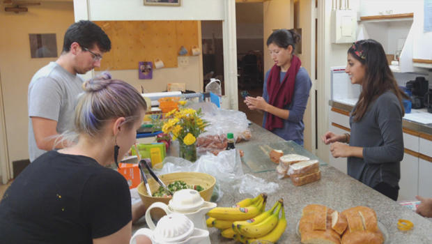 homeless-college-preparing-meals-at-the-students-4-students-shelter-in-santa-monica-ca-620.jpg 