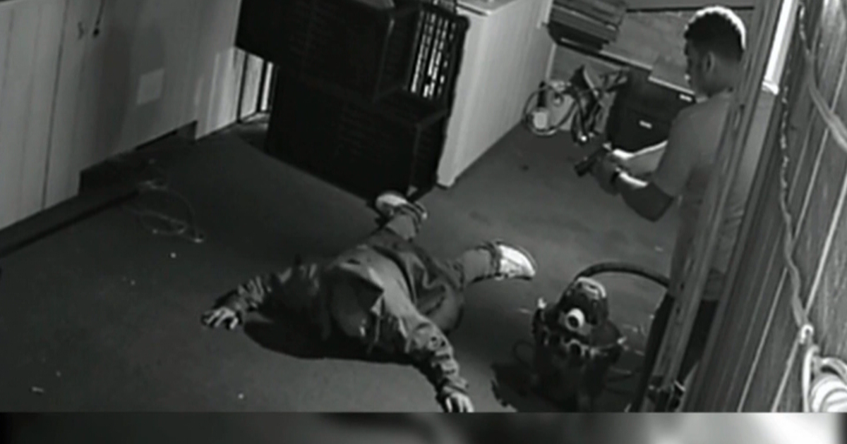 Video Father Holds Suspected Burglar At Gunpoint Cbs Colorado 2231