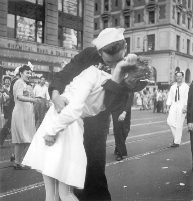 Obit WWII Kissing Sailor Photo 