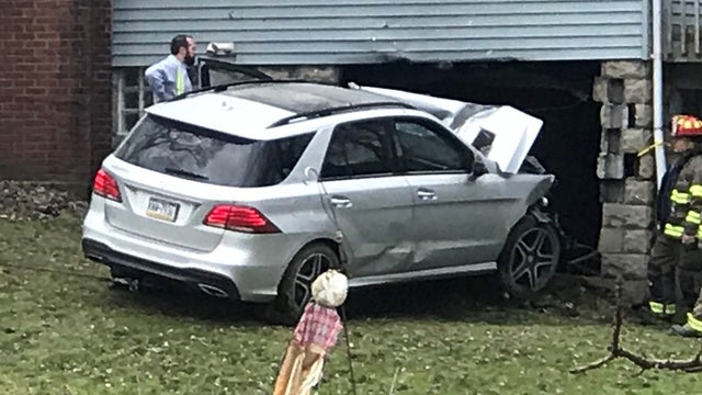 car-into-house-3.jpg 