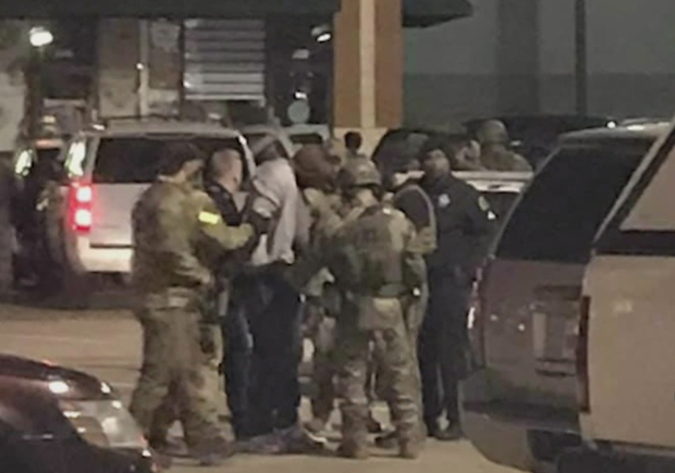 cell phone store robbery suspects arrested 