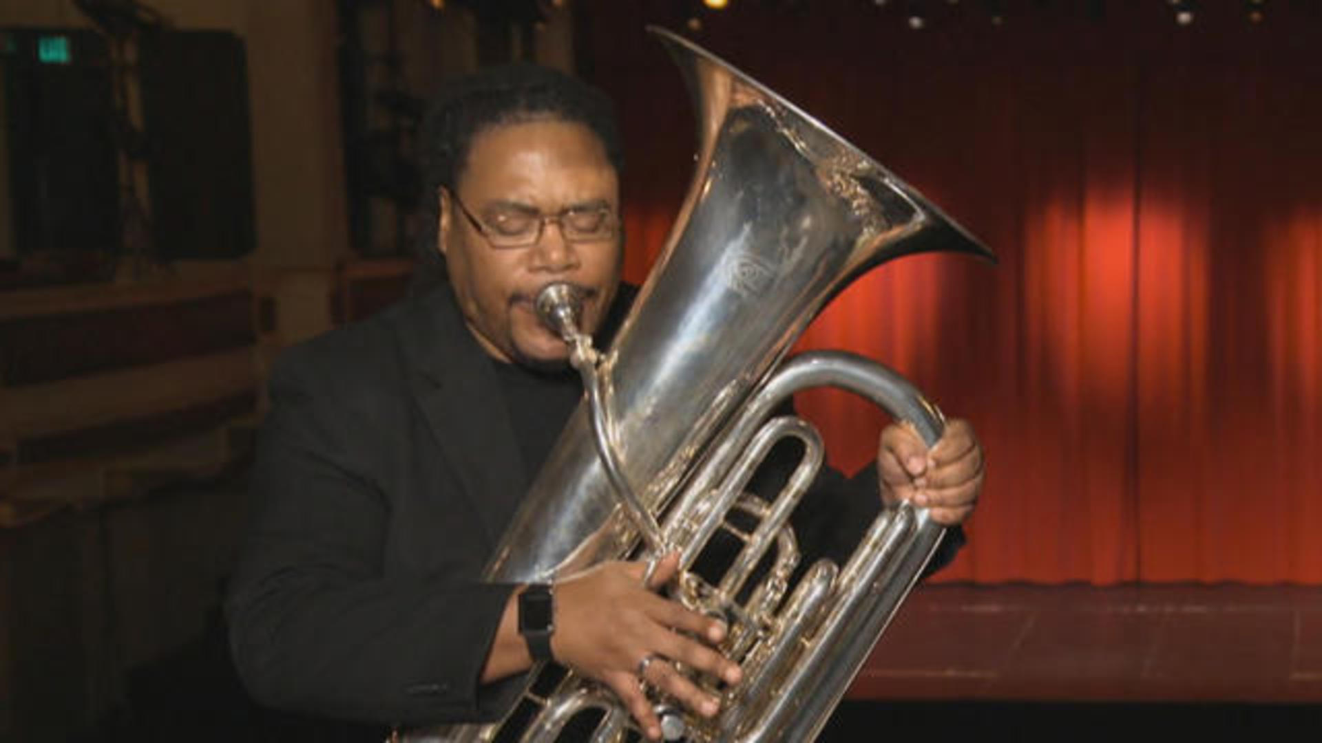 Tuba player finds harmony after overcoming homelessness - CBS News