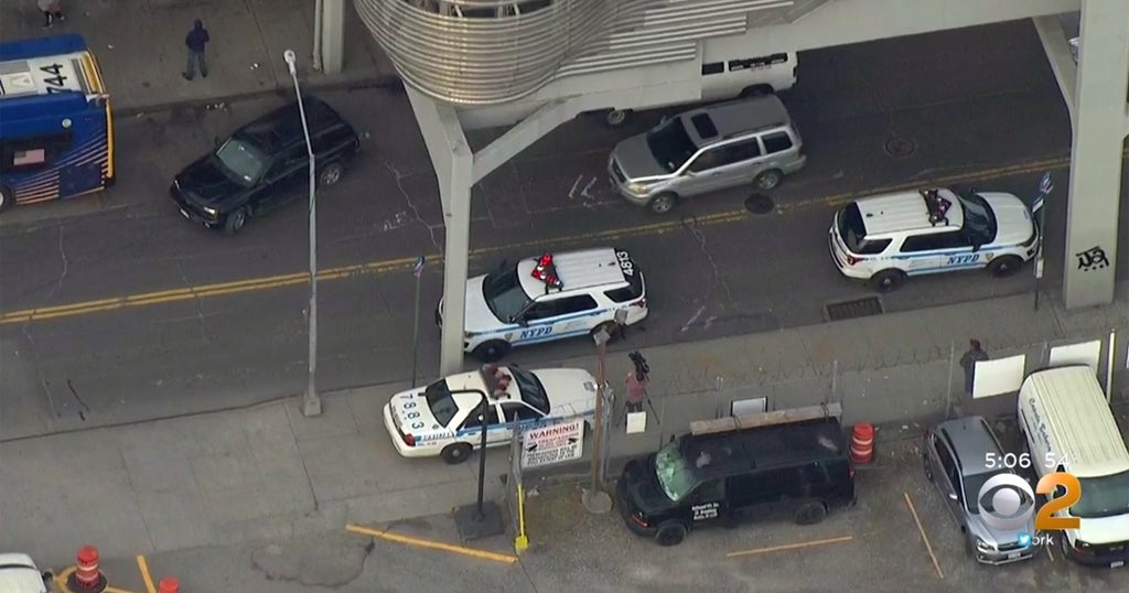 Man Stabbed During Fight At Brooklyn Subway Station - CBS New York
