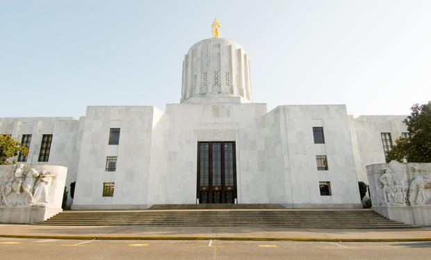 Front of white stone Capitol building in Salem, Oregon 