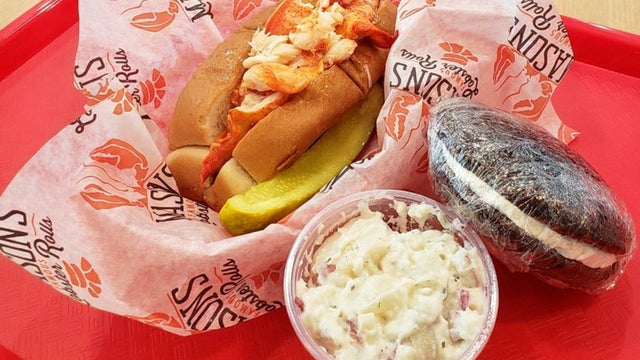 masons_famous_lobster_rolls_photo_1_enhanced.jpg 