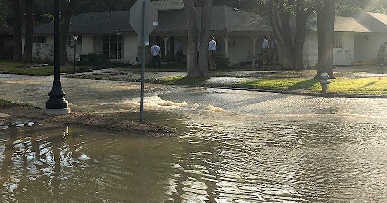Water Main Break Floods Homes In Fort Worth Neighborhood - CBS Texas