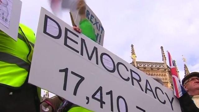 cbsn-fusion-londoners-hit-the-streets-to-protest-brexit-thumbnail-1811452-640x360.jpg 