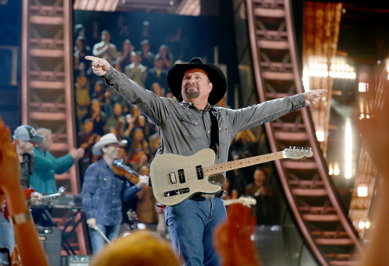 Garth Brooks Concert At Broncos Stadium At Mile High Sold Out - CBS