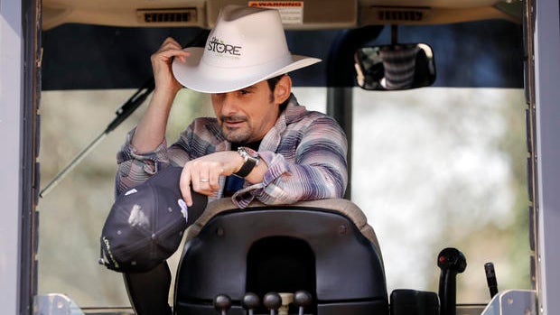 brad-paisley-opens-the-store.jpg 