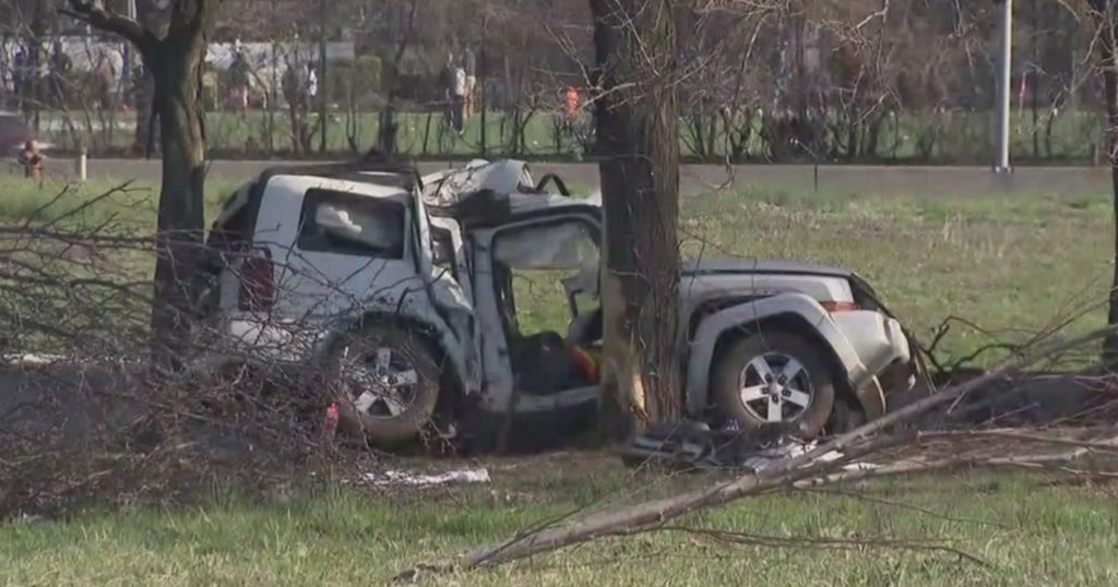 Passenger Killed When Jeep Smashes Into Tree In Queens - CBS New York