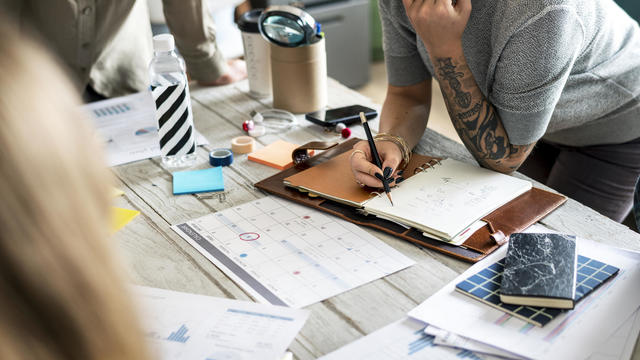 Tattooed woman planning a work together 