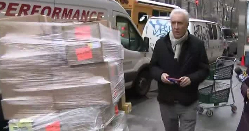 New Yorker Finds Perfect Way To Make Money While They Wait - CBS New York