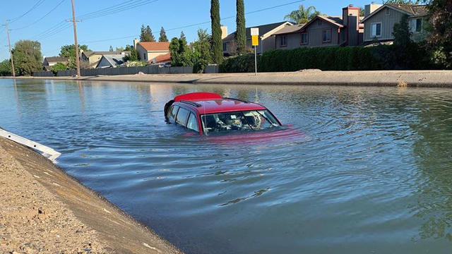 car-in-water-modesto-2.jpg 