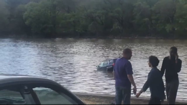 suv-in-scchuylkill-river.jpg 