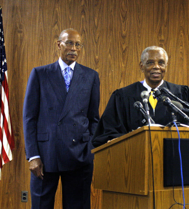 Ex-Basketball Star Is Sworn In As Detroit's Mayor 