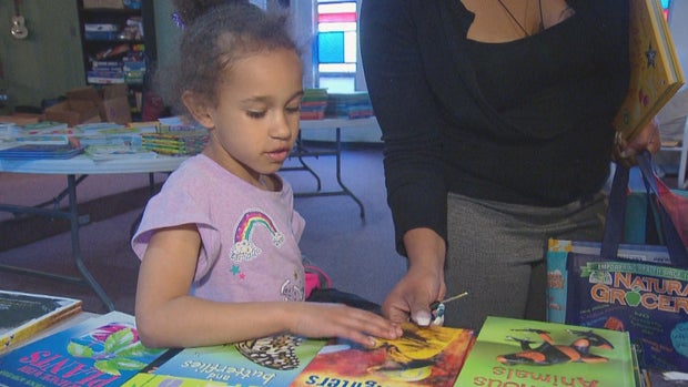 BAGS OF BOOKS FOR KIDS 5VO_frame_952