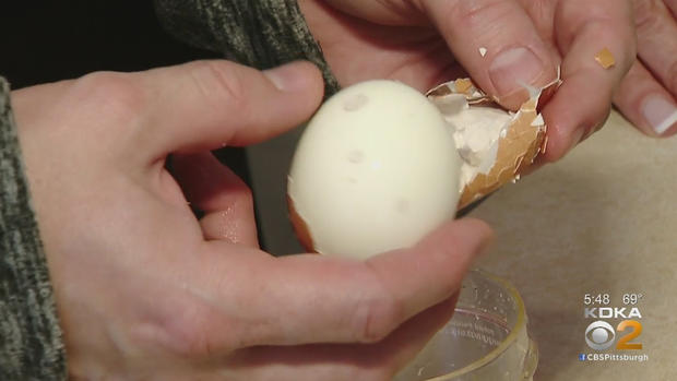 peeling egg 