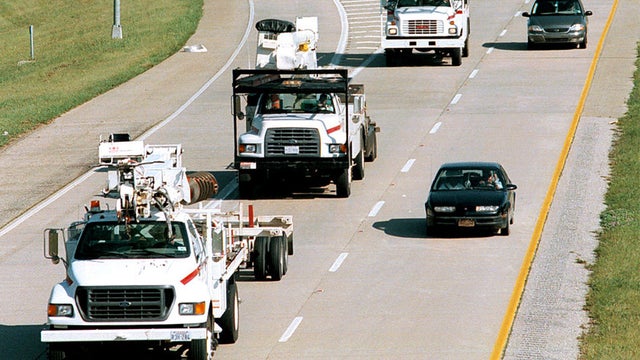 power-line-trucks.jpg 