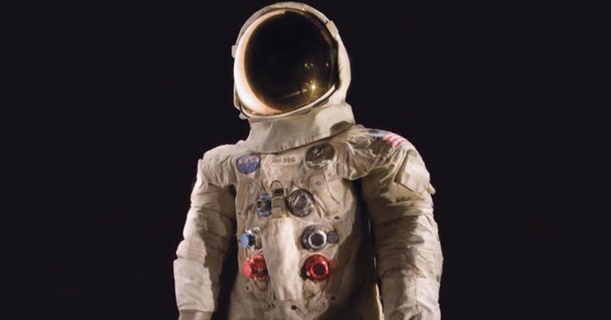 Smithsonian Unveils Neil Armstrongs Post Conservation Apollo 11 Spacesuit Cbs News 4498